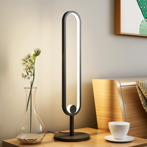 Lampe à poser LED minimaliste en métal, modèle Hevenly.