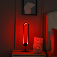 Lampe à poser LED minimaliste en métal, modèle Hevenly.