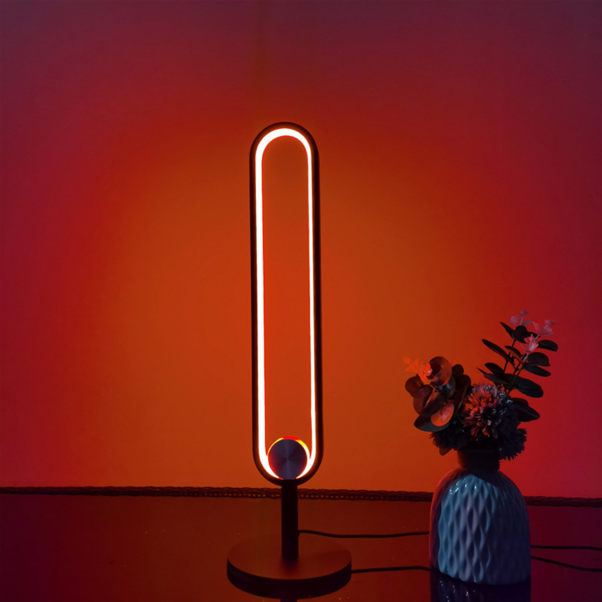 Lampe à poser LED minimaliste en métal, modèle Hevenly.