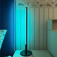 Lampe à poser LED minimaliste en métal, modèle Hevenly.