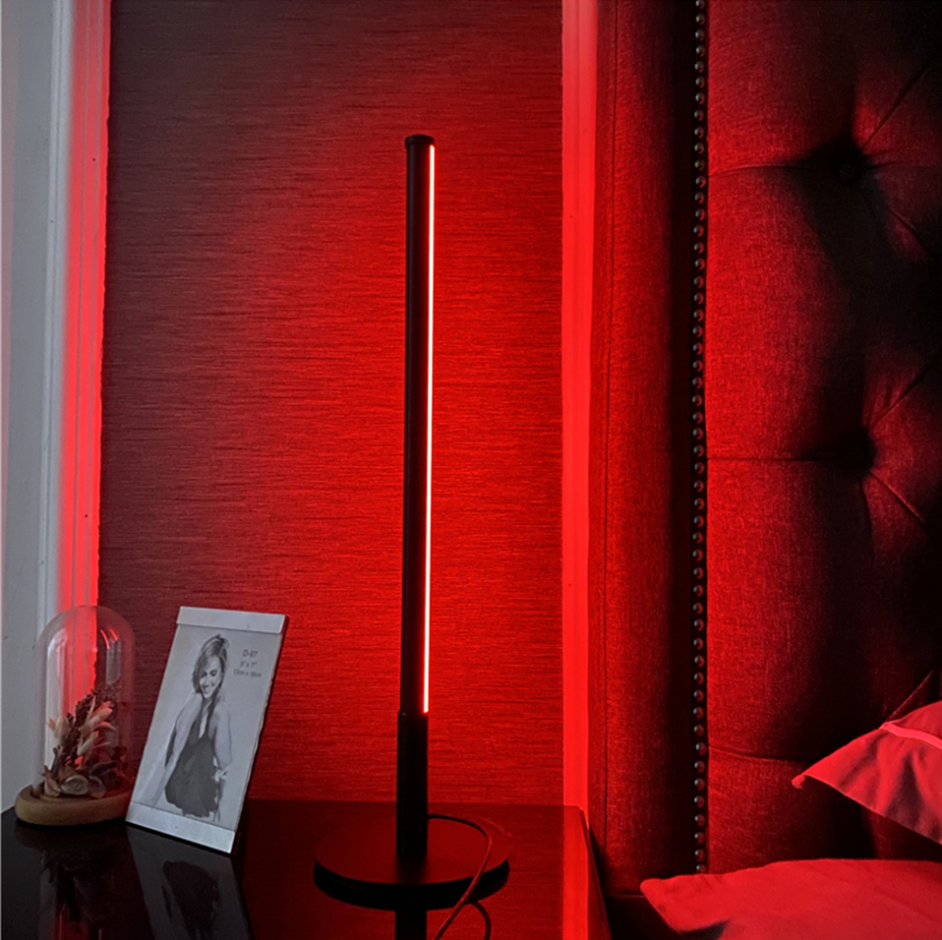 Lampe à poser LED minimaliste en métal, modèle Hevenly.