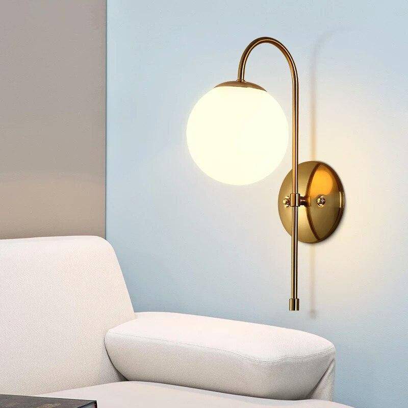 Applique murale dorée avec boule minimalistique