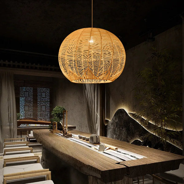 Lustre boule en rotin artisanal.