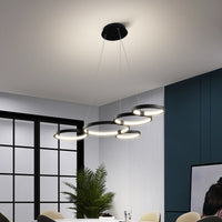Lustre Hirva avec anneaux LED suspendus