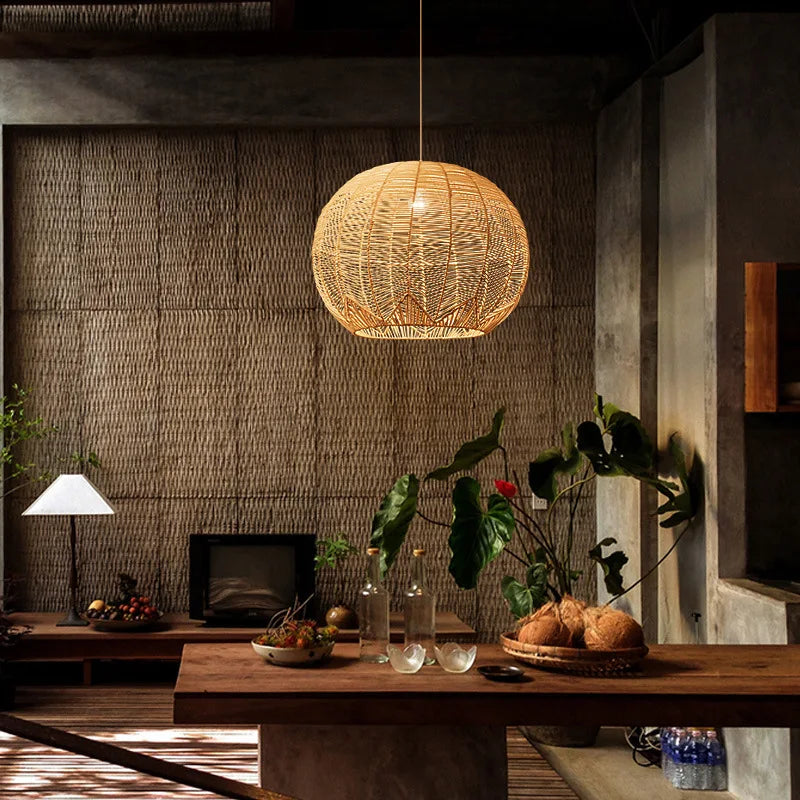 Lustre boule en rotin artisanal.