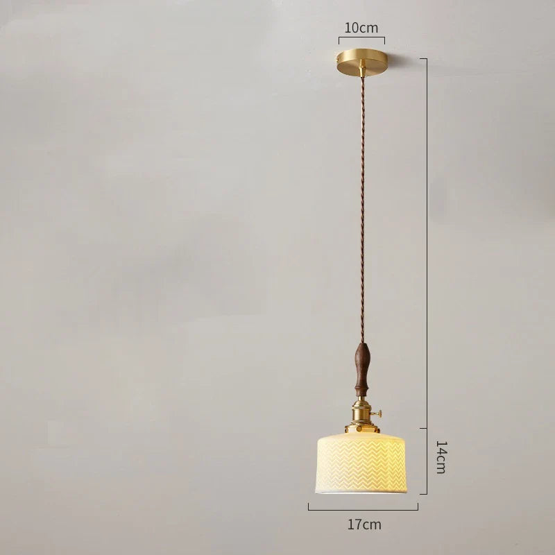 Suspension  design en céramique associant prise en cuivre et bois