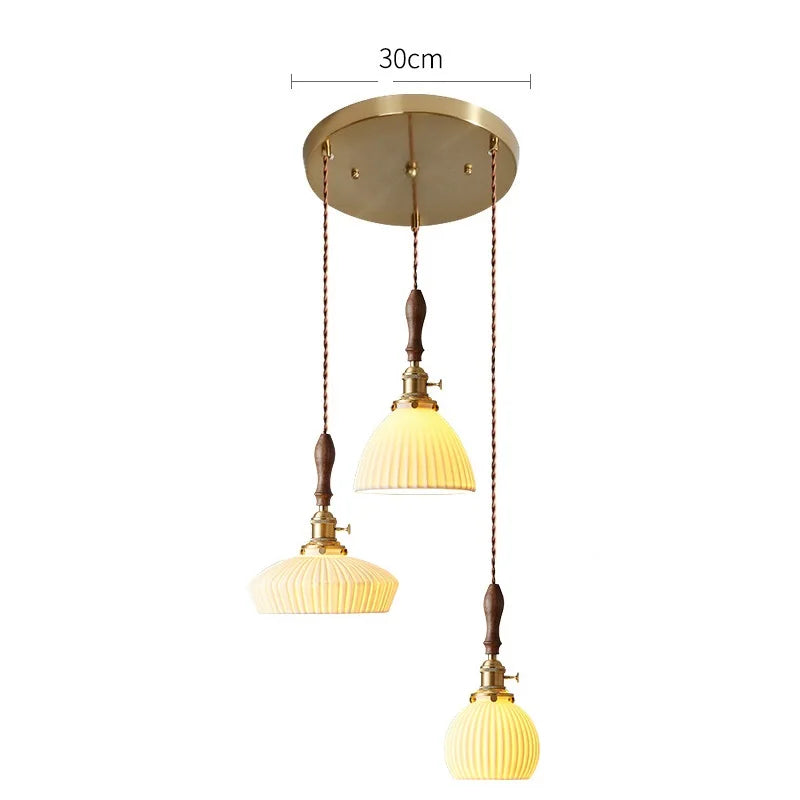 Suspension  design en céramique associant prise en cuivre et bois
