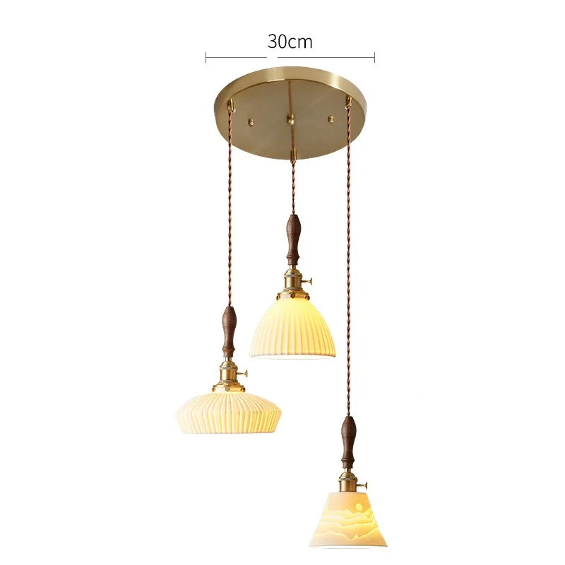 Suspension  design en céramique associant prise en cuivre et bois
