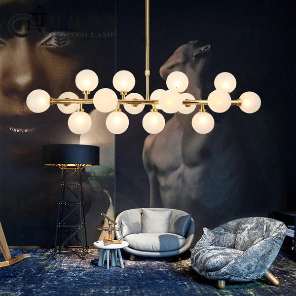 Lustre doré de luxe avec boule en verre et corps doré innovant
