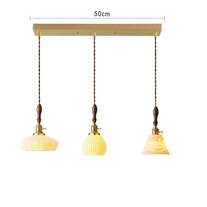 Suspension  design en céramique associant prise en cuivre et bois