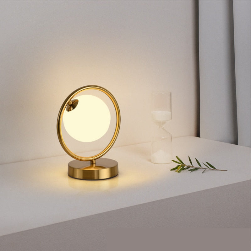 Lampe à poser design LED dorée Nuria