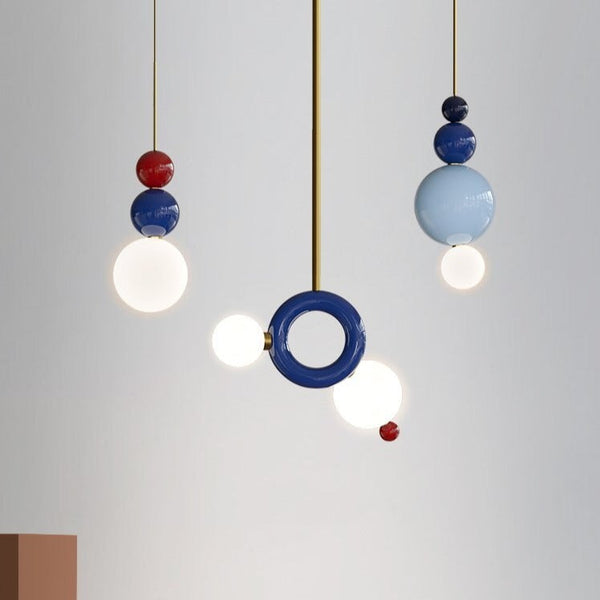 Suspension design en métal et boules colorées Ginna