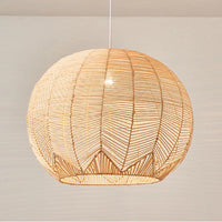 Lustre boule en rotin artisanal.