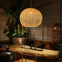 Lustre boule en rotin artisanal.