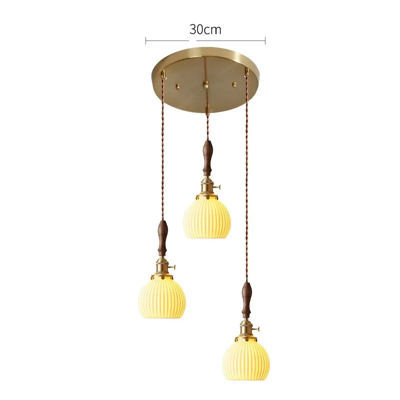 Suspension  design en céramique associant prise en cuivre et bois