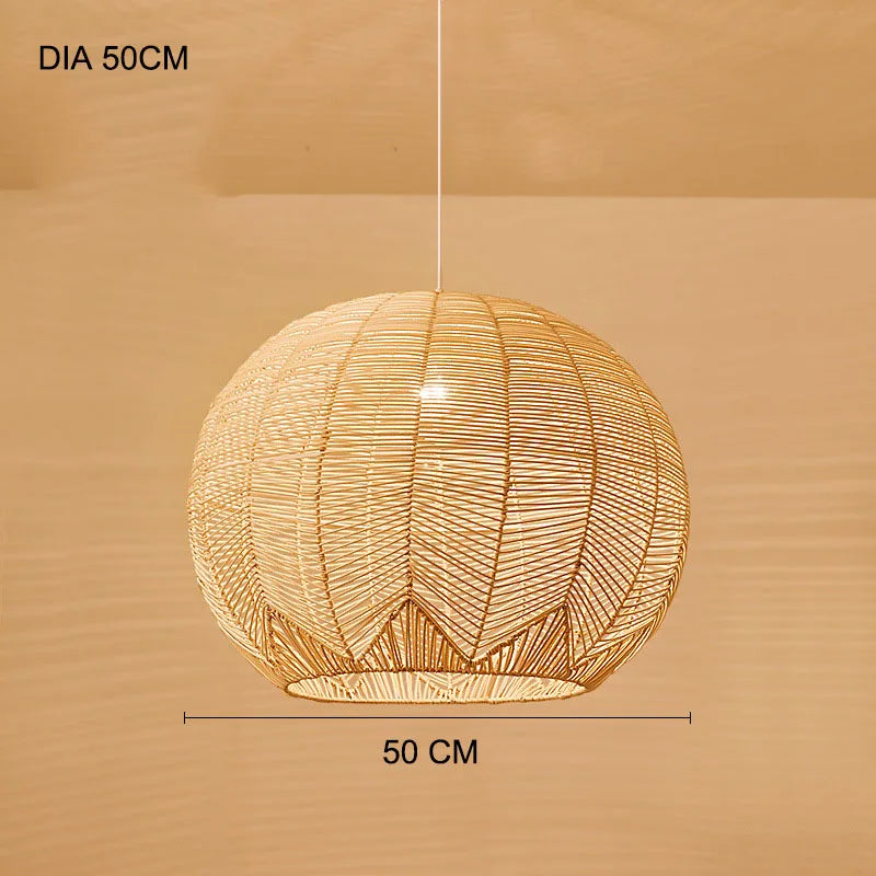 Lustre boule en rotin artisanal.