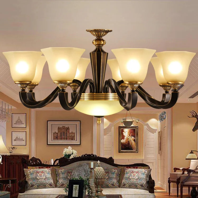 Lustre en cuivre forgé : Éclairage de luxe vintage aux bougies rustiques.