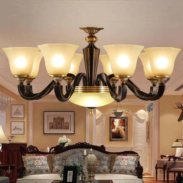 Lustre en cuivre forgé : Éclairage de luxe vintage aux bougies rustiques.