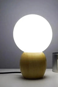 Lampe de table en bois pour une ambiance chaleureuse dans votre chambreAsStringAsync.