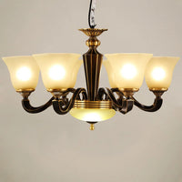 Lustre en cuivre forgé : Éclairage de luxe vintage aux bougies rustiques.