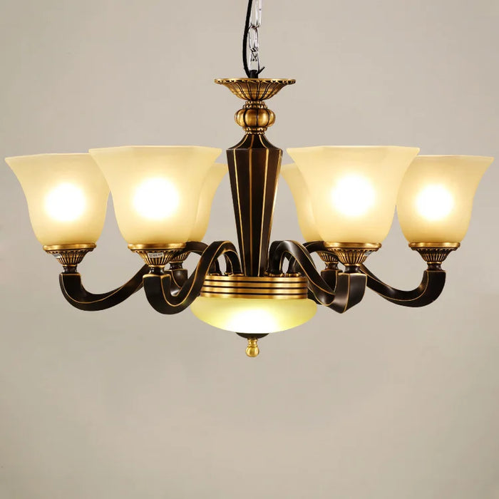 Lustre en cuivre forgé : Éclairage de luxe vintage aux bougies rustiques.