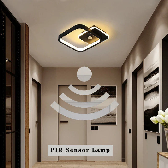 Plafonnier LED avec détecteur de mouvement PIR, parfait pour l'intérieur.