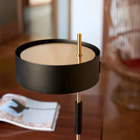 Lampe de table nordique Élégance