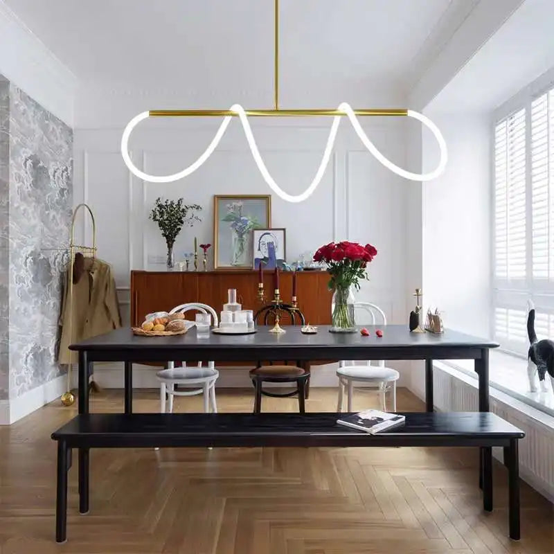 Lustre élégant et moderne au design nordique pour restaurant.