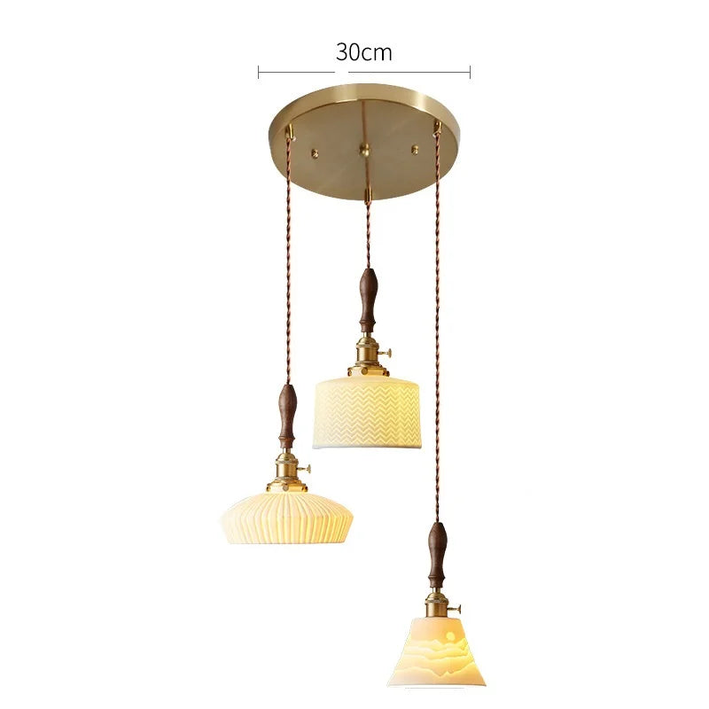 Suspension  design en céramique associant prise en cuivre et bois