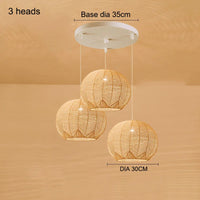 Lustre boule en rotin artisanal.