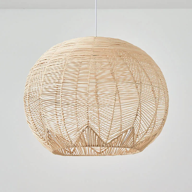 Lustre boule en rotin artisanal.