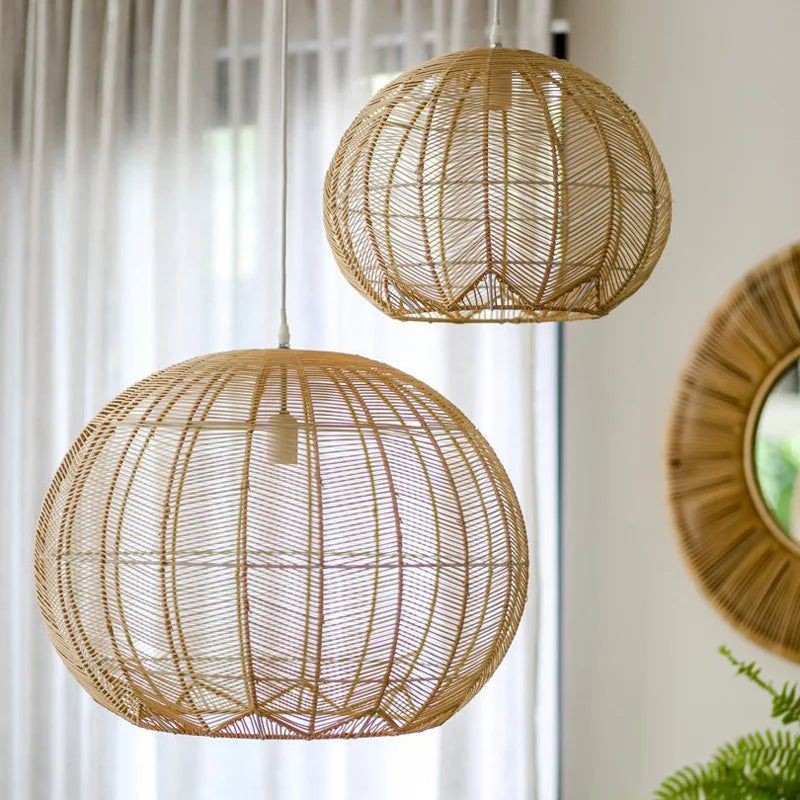 Lustre boule en rotin artisanal.
