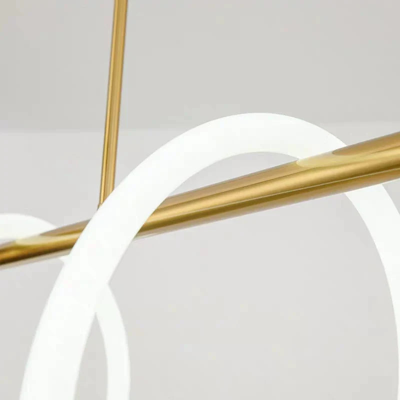 Lustre élégant et moderne au design nordique pour restaurant.