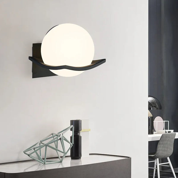 Applique murale en verre laiteux doré