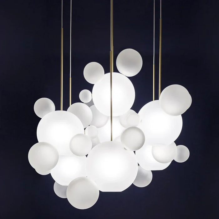 Lustre moderne en verre laiteux avec LED suspendue.