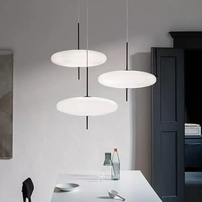 Suspensions "Modern UFO" noires et blanches