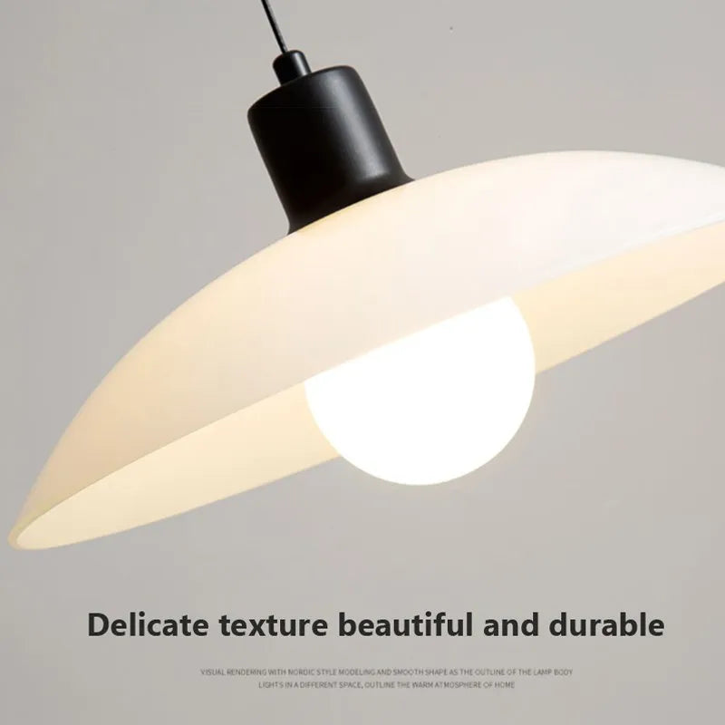 Suspension LED nordique minimaliste blanc.