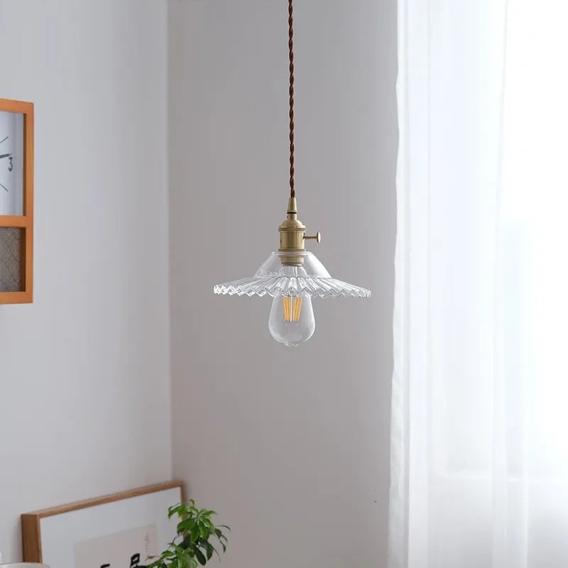 Suspension Nordique Vintage en Verre et Laiton de Luxe.