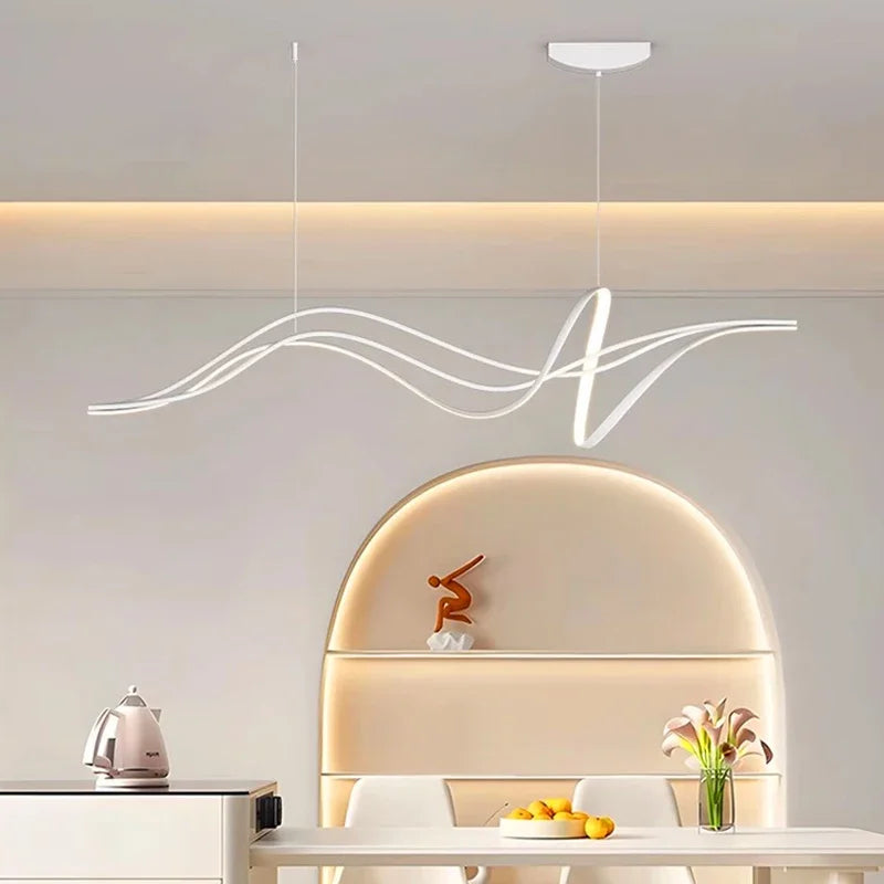 Lustre LED design à intensité variable pour éclairage intérieur.
