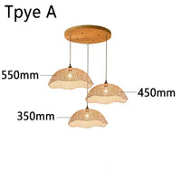 Suspension lumineuse en bambou tissé à la main pour une ambiance rétro.