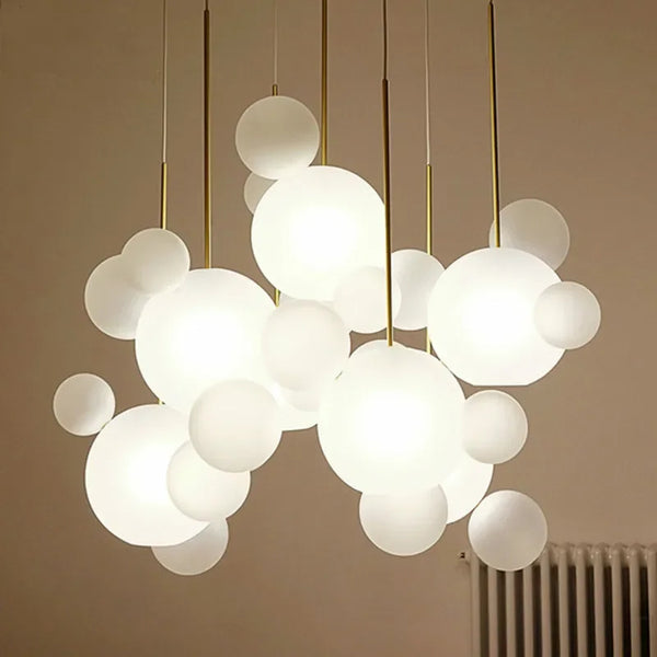 Lustre moderne en verre laiteux avec LED suspendue.