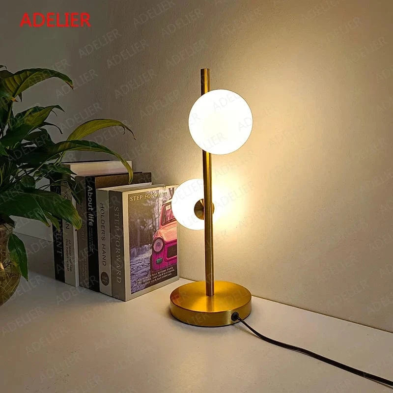 Lampe de table NordLume en boule de verre, design nordique, en fer ou en or