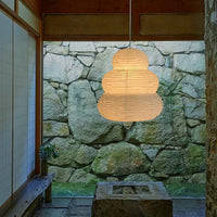 Plafonnier japonais Noguchi Yong Akari : Suspension lumineuse en papier de riz pour un salon décoré avec élégance