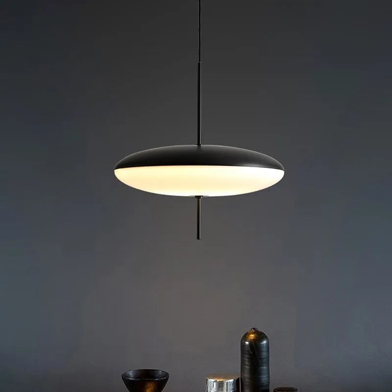 Suspensions "Modern UFO" noires et blanches