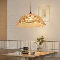 Suspension lumineuse en bambou tissé à la main pour une ambiance rétro.