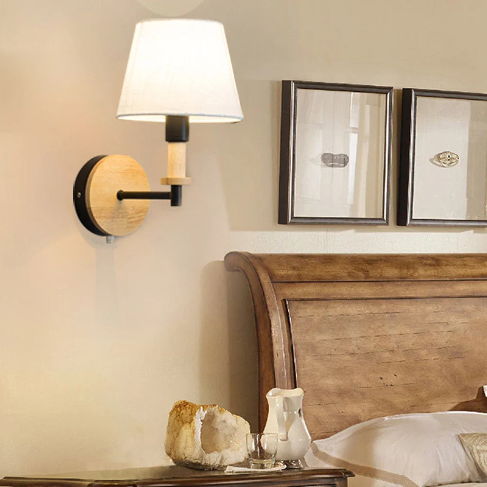 Applique murale nordique en bois avec abat-jour métal