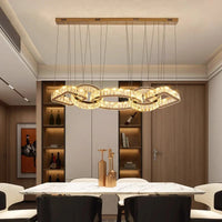Lustre design en cristal doré pour une ambiance moderne dans votre salle à manger