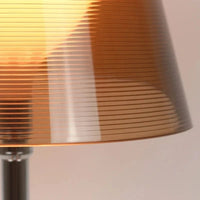 Lampe de table design italien moderne en acrylique pour une décoration nordique de maison