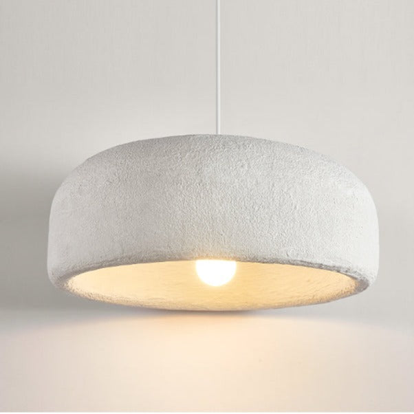 Suspension design blanche avec abat-jour arrondi Mango.