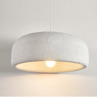 Suspension design blanche avec abat-jour arrondi Mango.